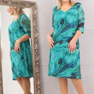 Elegancka sukienka rozkloszowana we wzory zielono-niebieska