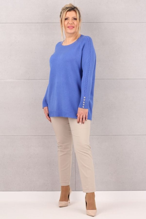Szukasz modnejSweter z warkoczowym splotem niebieski odzieży w dużych rozmiarach? %title% będzie idealnym wyborem. Zobacz naszą pełną ofertę w sklepie FEMIMODA. Moda plus size.