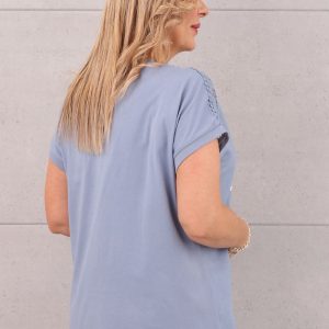 bawelniana-bluzka-z-koronkowym-rekawem-niebieska (6)