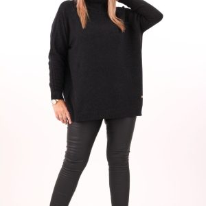 Czarny sweter z szerokim golfem plus size