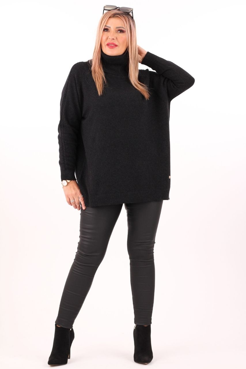 Czarny sweter z szerokim golfem plus size